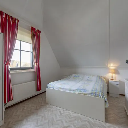 Atmospheric 6-person By The Sea *