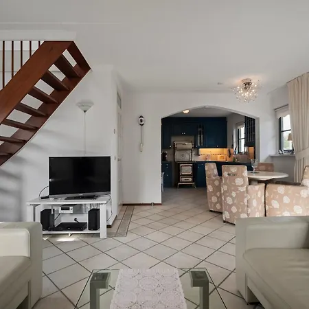 Atmospheric 6-person By The Sea