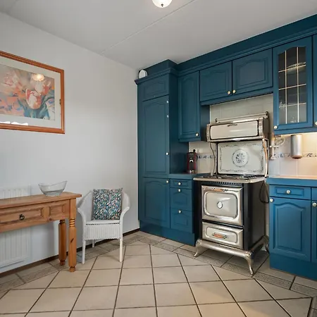 Atmospheric 6-person By The Sea *
