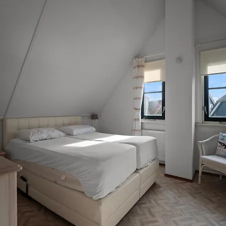 בית נופש Atmospheric 6-person By The Sea *